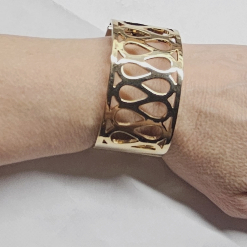 Gold Vintage Bracelet hinged open 7"